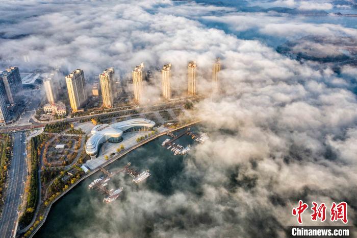 さながら都市の仙境、ビルを覆うように流れる霧　江西省武寧県