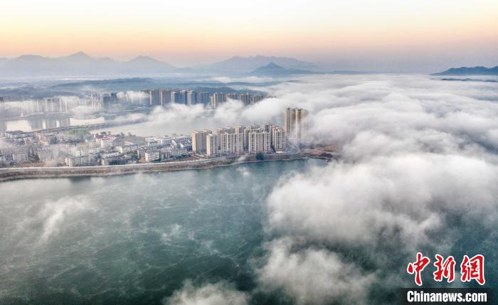 さながら都市の仙境、ビルを覆うように流れる霧　江西省武寧県