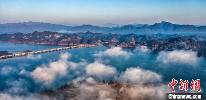 さながら都市の仙境、ビルを覆うように流れる霧　江西省武寧県