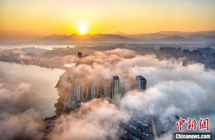 さながら都市の仙境、ビルを覆うように流れる霧　江西省武寧県