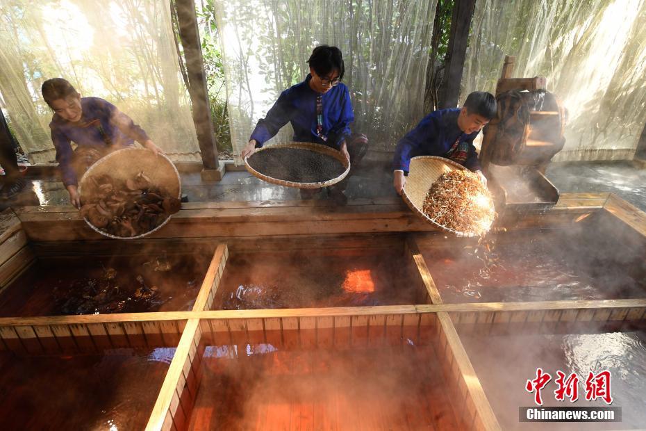 浙江省杭州市の雲(yún)曼溫泉で體験できる「九宮格」生薬風(fēng)呂（撮影?楊飛）。 