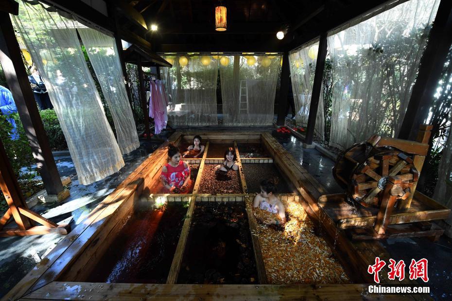 寒さ続く杭州の溫泉で「九宮格」生薬風呂體験　浙江省