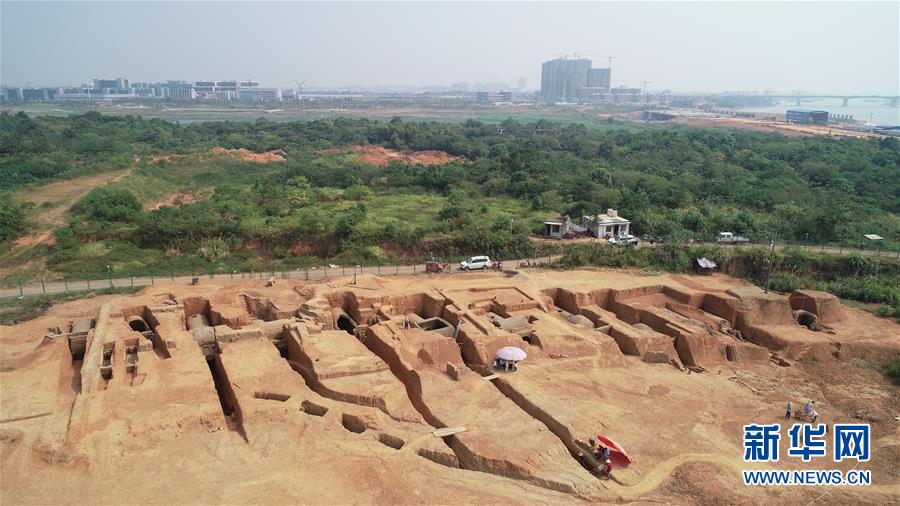 江西◆江新區(qū)（◆は章に夂の下に貢）の七星堆六朝墓群の発掘エリア（8月23日、ドローンによる撮影）。