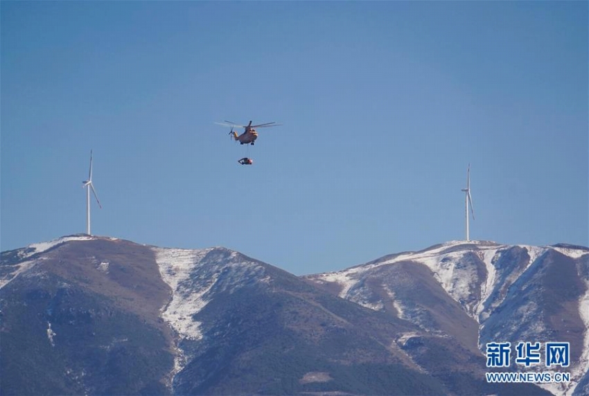 大涼山で村に通じる最後の道路敷設に大型ヘリが大活躍