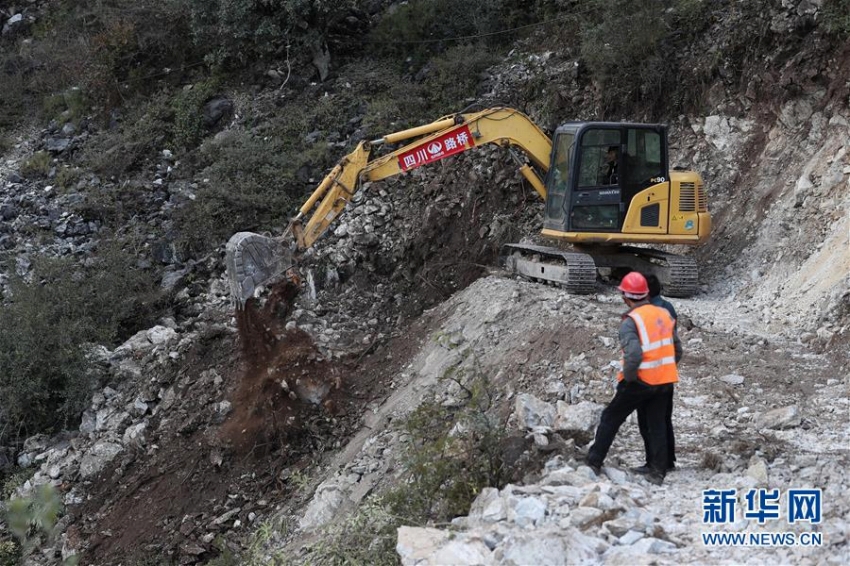 大涼山で村に通じる最後の道路敷設(shè)に大型ヘリが大活躍