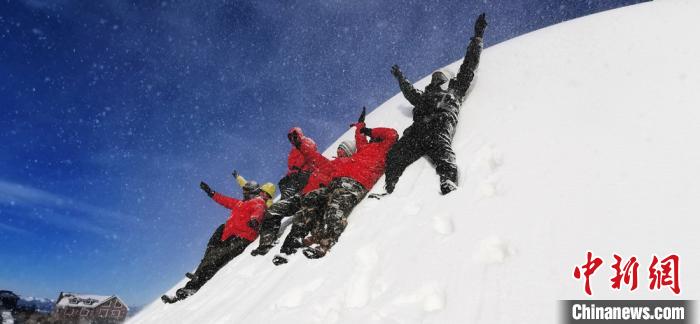 祁連山スキー場の冬景色、観光客は雪原を満喫　甘粛省