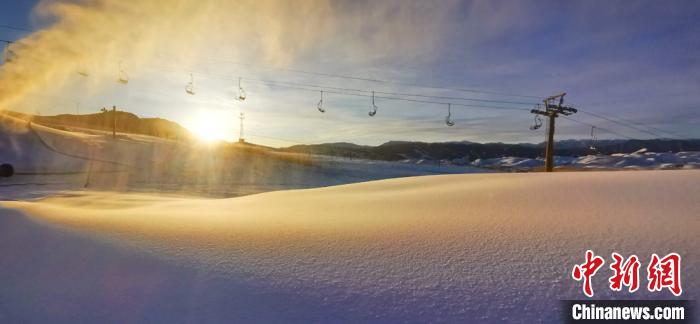 祁連山スキー場(chǎng)の冬景色、観光客は雪原を満?jiǎn)恕「驶嵤?></a></td></tr><tr><td class=