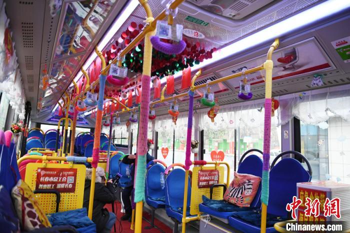 毛糸カバーでほかほか路線バス、女性運(yùn)転士が手編み　吉林省長(zhǎng)春市