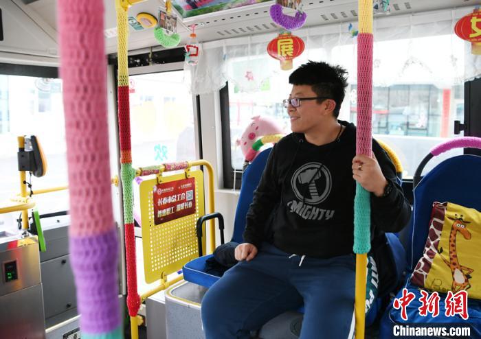 毛糸カバーでほかほか路線バス、女性運転士が手編み　吉林省長春市