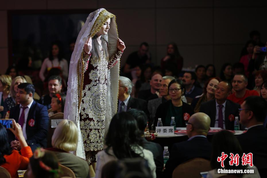 12月8日、民族衣裝を披露するタジキスタン代表チームのメンバー（撮影?王駿）。