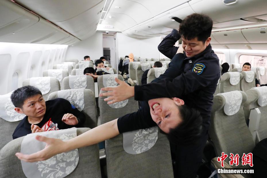 東方航空の航空保安警備チームが機(jī)內(nèi)での突発事件処理訓(xùn)練