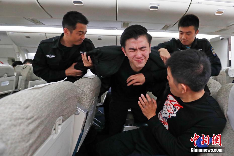 東方航空の航空保安警備チームが機(jī)內(nèi)での突発事件処理訓(xùn)練