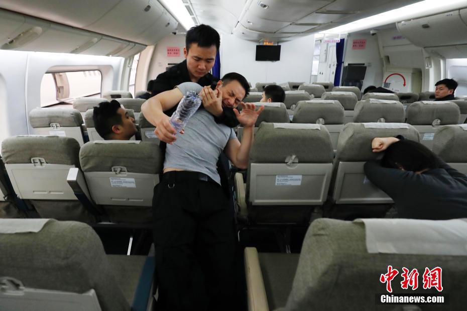 東方航空の航空保安警備チームが機(jī)內(nèi)での突発事件処理訓(xùn)練