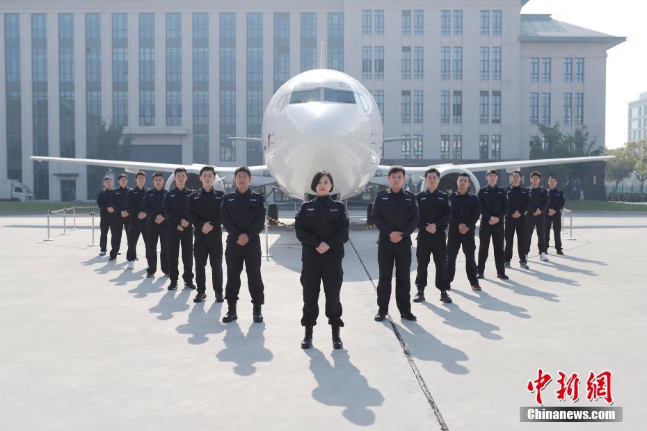 東方航空の航空保安警備チームが機(jī)內(nèi)での突発事件処理訓(xùn)練