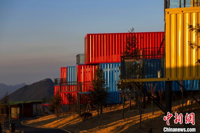 山並みに映えるカラフルなコンテナ宿泊施設(shè)　湖北省五峰