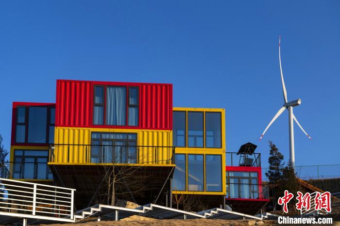 山並みに映えるカラフルなコンテナ宿泊施設(shè)　湖北省五峰