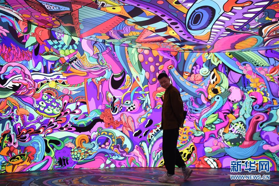 12月12日、「MOTSE in MICA：流動する永遠」の「折り重なる時空」エリアを見學(xué)する來場者（撮影?薛宇舸）。