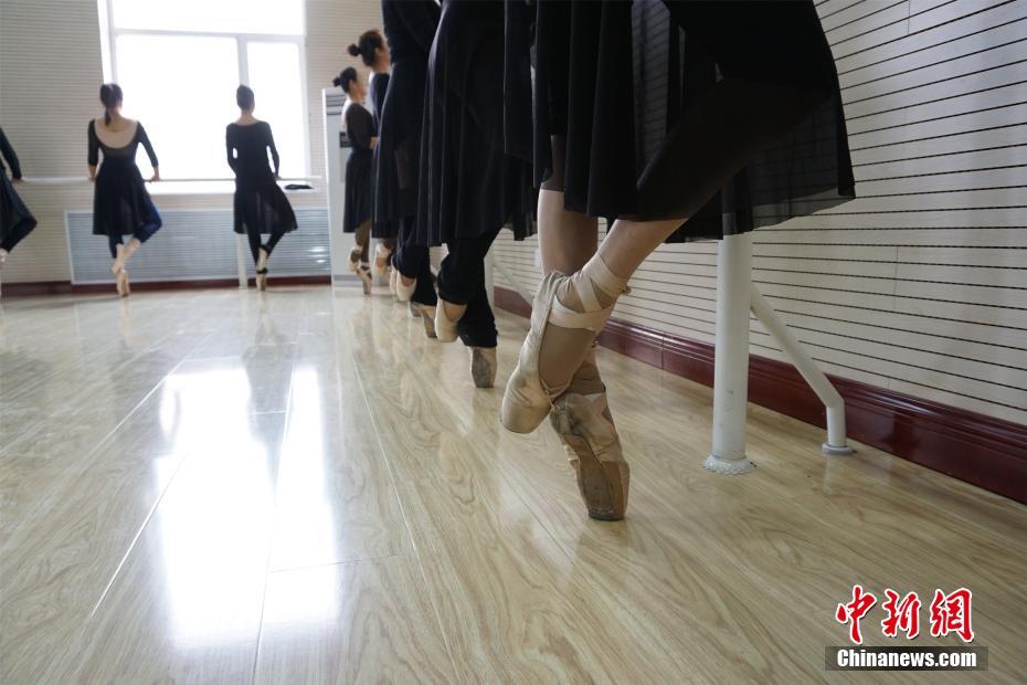 遼寧省瀋陽(yáng)市「おばあちゃんバレエ団」が11周年　平均年齢60歳