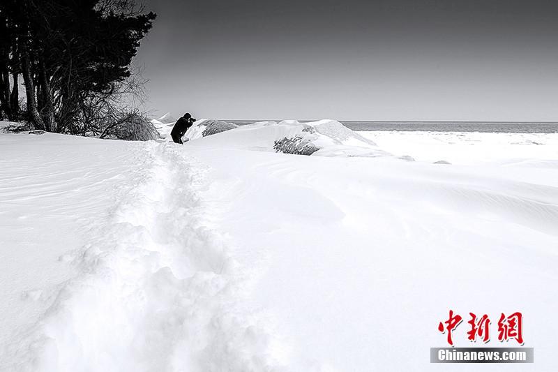 一面「白と黒の世界」、中ロ國境の湖の冬景色　黒竜江省