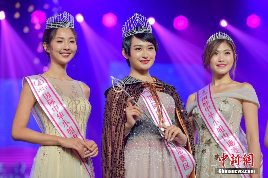 上位3人の記念寫真。（左から順に）準(zhǔn)グランプリの黃逸靖さん、グランプリの王詩琪さん、3位の徐嘉穎さん（撮影?駱雲(yún)飛）。