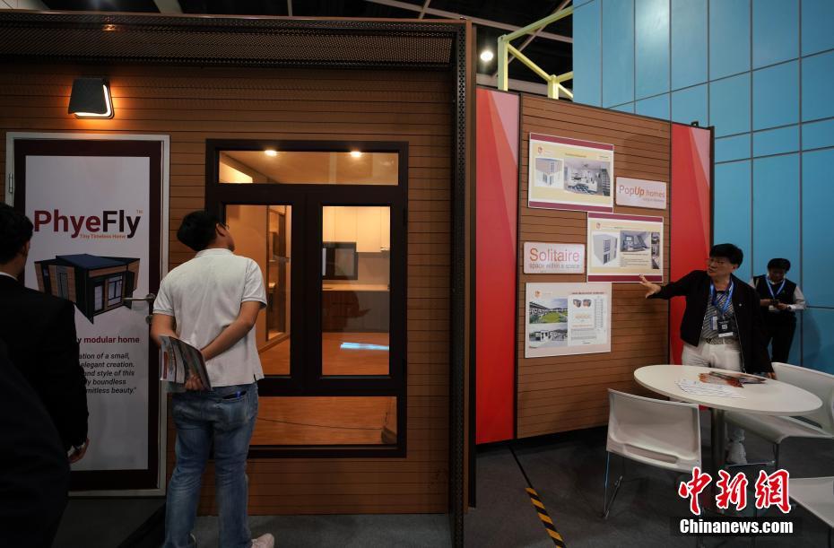 同エクスポで展示された折り畳みタイプの部屋。晝間は寢室を開(kāi)くことで、室內(nèi)に居間を一つ増やし、夜間は部屋を折り畳み、寢室のみにすることが可能（撮影?張煒）。