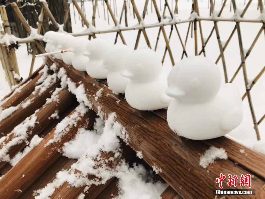 雪にすっぽり覆われた樹木が美しい！河北省承徳で大雪