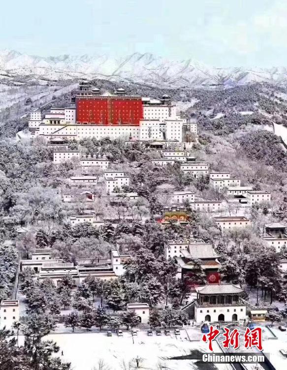 雪にすっぽり覆われた樹木が美しい！河北省承徳で大雪