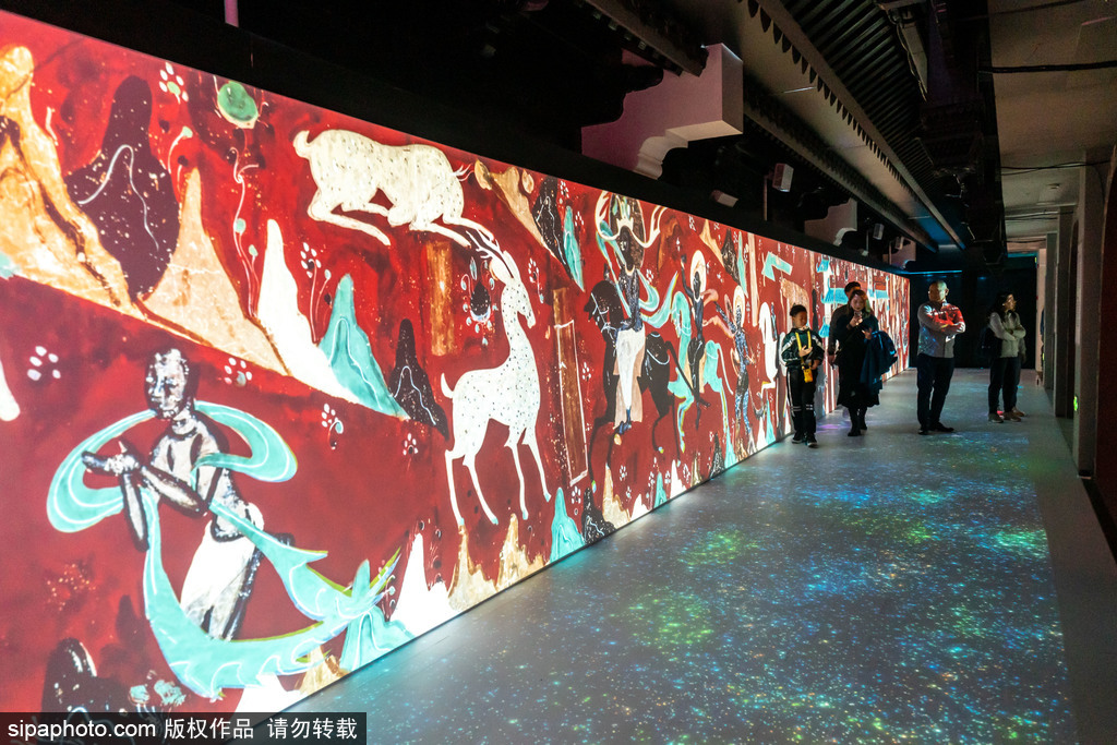 沒(méi)入型體験を楽しむ人々（寫(xiě)真著作権はsipaphoto.comが所有のため転載禁止）。