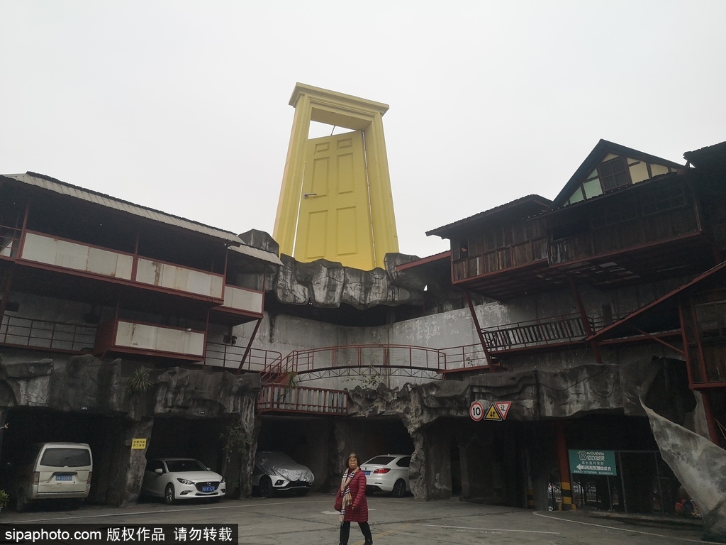 重慶の建物屋根に突如出現(xiàn)した巨大ドア　「天國への扉」？