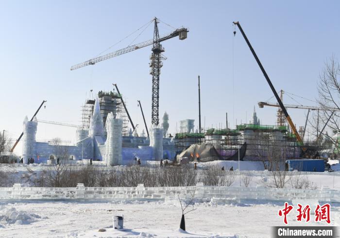 「氷の建築士」5千人が晝夜問わず作業(yè)し作り上げた「氷と雪の世界」　吉林省長春