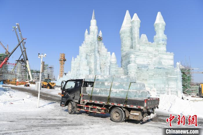 「氷の建築士」5千人が晝夜問わず作業(yè)し作り上げた「氷と雪の世界」　吉林省長春