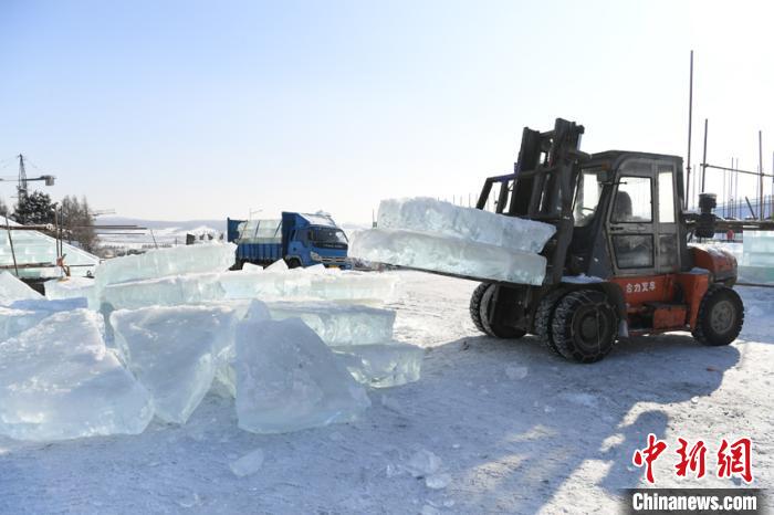 「氷の建築士」5千人が晝夜問わず作業(yè)し作り上げた「氷と雪の世界」　吉林省長春