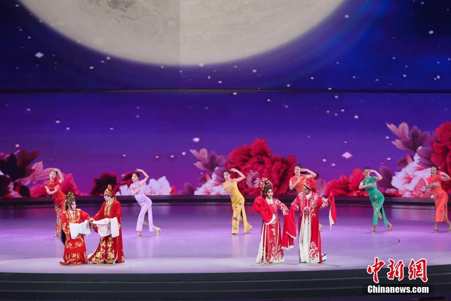 マカオで祖國復帰20周年蕓術公演　習近平國家主席も鑑賞