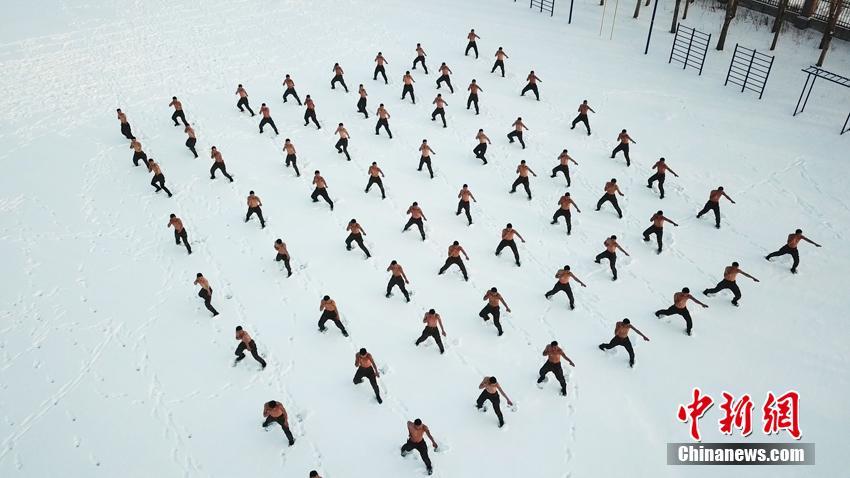 極寒の極限訓(xùn)練！武裝警察の「デビルウィーク」に密著　吉林省