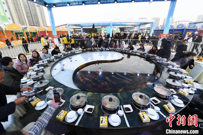 巨大シーフード火鍋がグルメフェスティバルに登場(chǎng)　重慶市