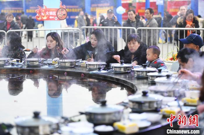 巨大シーフード火鍋がグルメフェスティバルに登場　重慶市