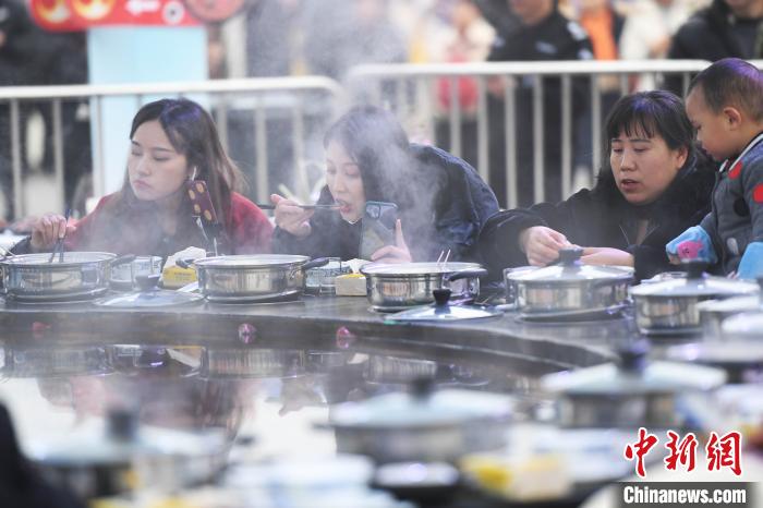 巨大シーフード火鍋がグルメフェスティバルに登場(chǎng)　重慶市