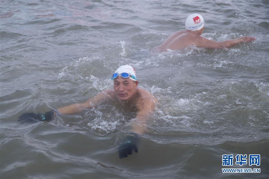 寒中水泳のスイマーたちが極寒に挑戦　ハルビン