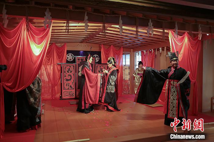 日本の京都で行われた漢代風(fēng)の結(jié)婚式の様子。 