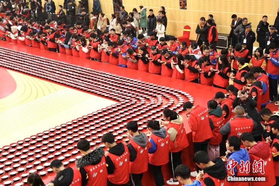 ビーフンを食べる挑戦者たち（提供?イベント主催者）。