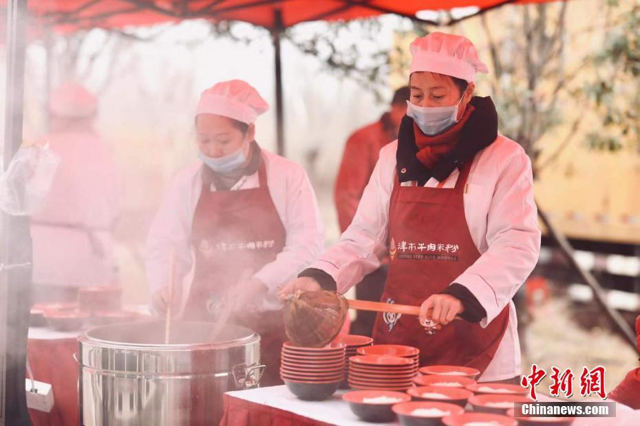 碗入りヌードル3988杯が一列に！ギネス世界記録を更新　湖南省