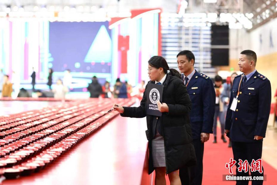 碗入りヌードル3988杯が一列に！ギネス世界記録を更新　湖南省