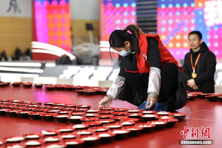 碗入りヌードル3988杯が一列に！ギネス世界記録を更新　湖南省