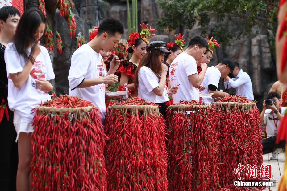トウガラシ早食い競爭、優(yōu)勝者は1分間に34個完食！　海南省三亜市