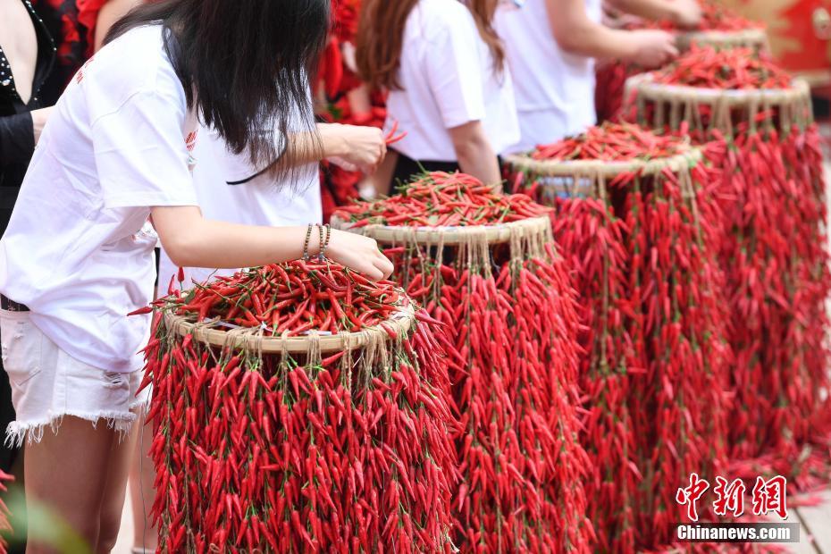 トウガラシ早食い競(jìng)爭(zhēng)、優(yōu)勝者は1分間に34個(gè)完食！　海南省三亜市