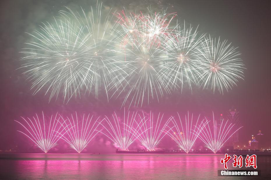 マカオ地區(qū)祖國復(fù)帰20周年を祝う花火大會、珠海市と初の合同開催