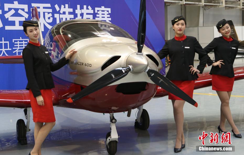 コンテストでさまざまな衣裝を著てポーズを決める出場者ら（撮影?銭興強(qiáng)）。