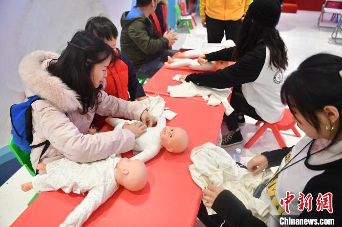 おむつの交換スピード世界一！？　四川省成都で8種類のギネスに挑戦