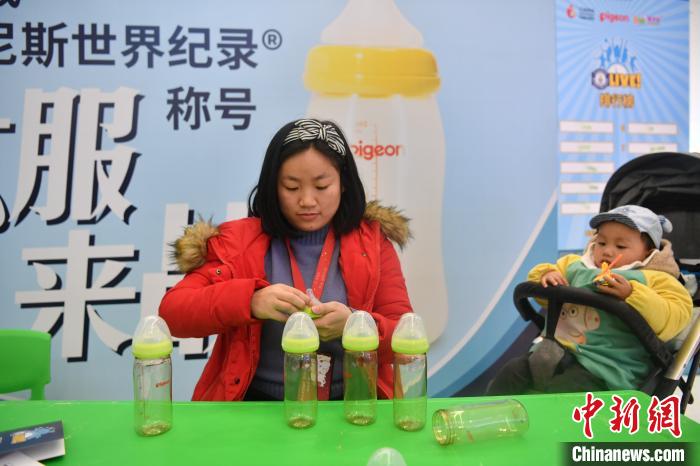おむつの交換スピード世界一！？　四川省成都で8種類(lèi)のギネスに挑戦