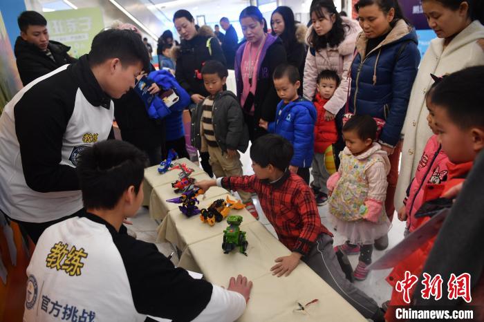 おむつの交換スピード世界一??？　四川省成都で8種類のギネスに挑戦